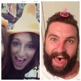 组图：外国神烦大叔模仿女孩 丰胸丁字裤齐上阵