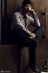 组图：郭晓冬演绎早秋熟男风 深沉内敛不惧皱纹