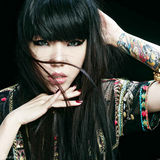 组图：吴莫愁麻花辫拍写真 大胆挑战埃及艳后