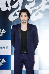 组图：崔岷植李贞贤亮相《鸣梁》试映会