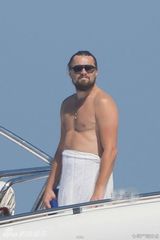 组图：不一样的美男子！落寞莱昂纳多四处张望