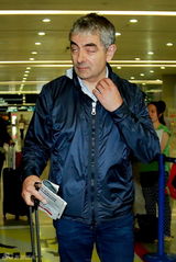 组图：憨豆先生罗温-艾金森抵达上海表情搞怪