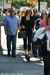 组图：斯威夫特当街脱衣露香肩 给粉丝爱的抱抱