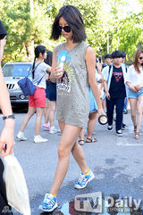 组图：4minute泫雅参加彩排 戴墨镜尽显女王风范