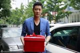 组图：任重为粉丝化身快递哥 送货上门显亲民