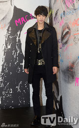 组图：李准等亮相活动 刘仁娜紧身皮裙露美腿