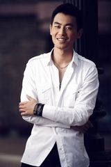 高清：朱亚文黑白型男写真 褪去青涩展时尚魅力