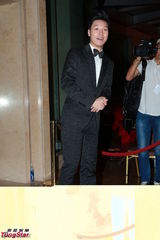 组图：霍震寰否认立十大家规 霍震霆遭记者围堵