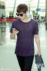 组图：韩星池昌旭赴港 休闲装扮清爽帅气