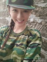 组图：教主18岁！陈乔恩麻花辫扮军训妹似少女