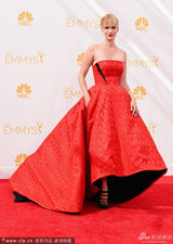 组图：《广告狂人》詹纽瑞-琼斯抹胸红裙甜美