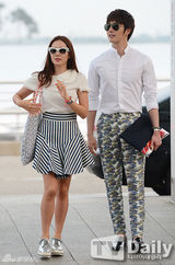 组图：《无挑》应援团赴巴西 机场时尚大比拼