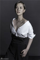 组图：海清封面写真换装卖萌 深V御姐秒变软妹