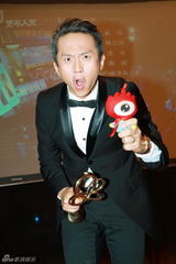 组图：辣妈孙俪获最佳女演员 老公邓超代其领奖