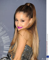 组图：爱莉安娜获最佳流行奖 亲麦莉秀恩爱