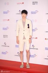 独家：韩星银赫强仁4minute等闪耀红毯