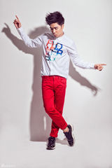 组图：袁成杰红白配写真 搞怪轻熟男个性魅力