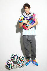 组图：李易峰世界杯BRAZUCA大片阳光活力