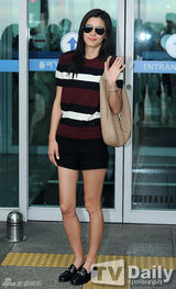 组图：全智贤亮相机场 休闲装依旧女神范儿