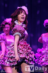 组图：《雨中曲》圭贤湿身放歌Sunny娇美可爱