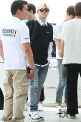 组图：EXO亮相机场 灿烈白衬衫似高中生
