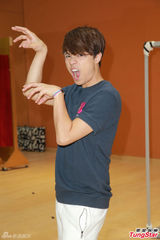 组图：张敬轩《星光熠熠耀保良》演出排练探班