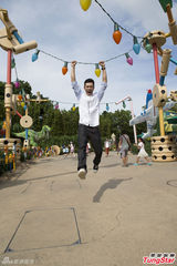 组图：周柏豪拍宣传片 搞怪耍宝乐翻天