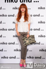 组图：Rainbow金栽经出席开业礼 简约时尚