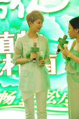 组图：海清潮人装代言忙捞金 白发魔女造型夺眼球