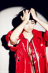 组图：小宋佳写真迷幻复古 戏里戏外皆摩登时尚