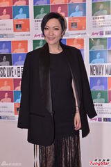 组图：田蕊妮圆歌手梦开唱 感动落泪谢家人