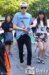 组图：4minute泫雅参加彩排 戴墨镜尽显女王风范