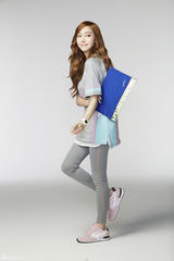 组图：少时Jessica代言运动品牌客串设计师