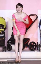 组图：小S裙带下滑美胸袒露 捂胸口鞠躬防走光