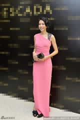 组图：莫文蔚撑场品牌秀 粉色斜肩礼服显优雅