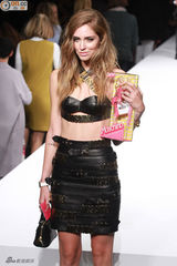 组图：杨幂清新装难掩丰满上围 遭韩国女星抢镜