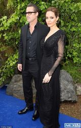 组图：皮特朱莉情侣装恩爱亮相 牵手深情对望