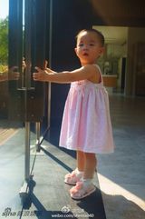 组图：黄奕带女儿铛铛与朋友欢聚 不见黄毅清