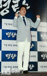 组图：李贞贤出席试映会 白裙显清新纯美