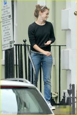 组图：同居！艾玛-沃特森与男友忙搬家共筑爱巢