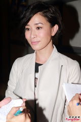 组图：佘诗曼剧组探班　黑白色系搭配酷劲十足