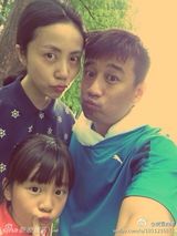 组图：黄磊孙莉一家公园疯玩晒合影 多妹可爱搞怪