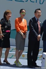 组图：王菲李亚鹏出席嫣然活动 橘色衬衣抢眼