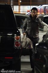 组图：汪小菲机场绕路避狗仔 煲电话粥疑与大S蜜语