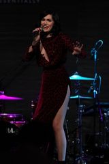 组图：杰西-J双开衩红裙PK凯莉-米洛