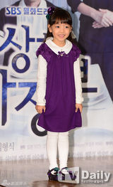 组图：崔智友全黑装庄重宣传《可疑的家政妇》