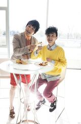 组图：大张伟变身厨师 搭配美食创意百变