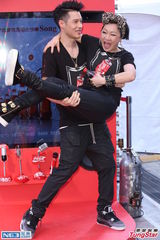 组图：周汤豪母亲节工作 比莉忆抗癌泪洒现场