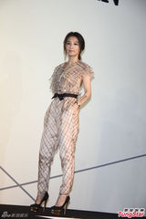 组图：Hebe乱发露背吸睛 自曝上网拍卖原味衣