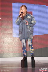 组图：张惠妹踩恨天高如马蹄 平地长30厘米